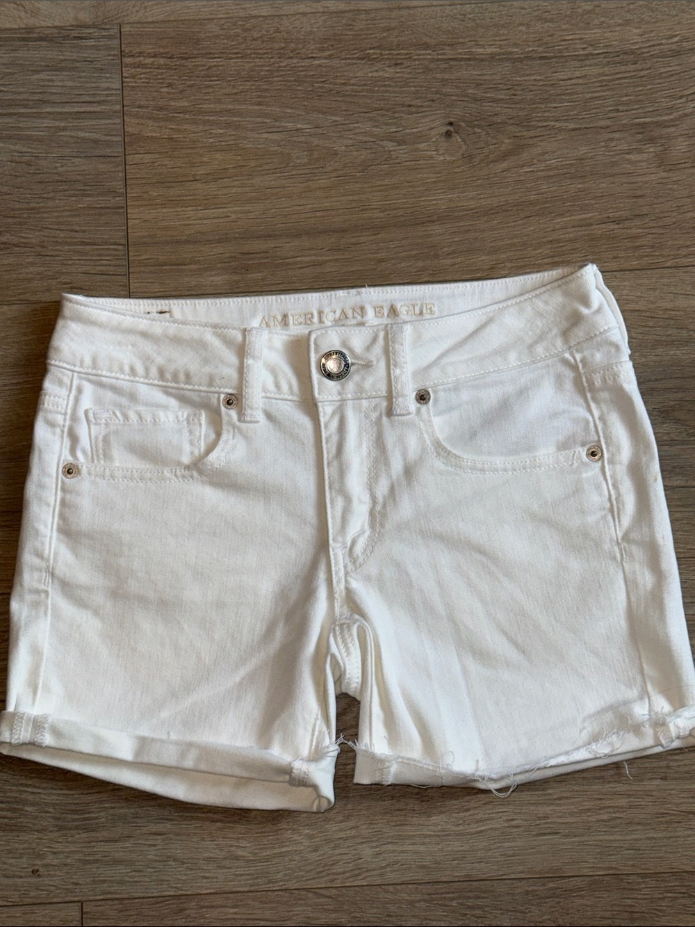 AMERICAN EAGLE White Denim Midi Shorts Size 2 Boho Coastal Cowgirl Minimalist